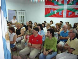 Un momento de la inauguración de la nueva Biblioteca Nikomedes Iguain Azurza en el seno del Centro Vasco 'Eusko Aterpea' de General Rodríguez