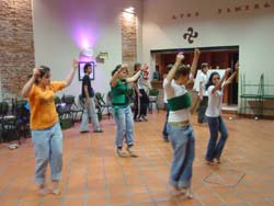 Miembros del grupo dantzari local Ugarritzak ensayando en 'Gure Elkargunea', uno de los espacios culturales inaugurados por el centro vasco arrecifeño en el transcurso de este año (foto euskalkultura.com)