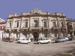 Edificio de la Municipalidad de Mercedes, en la Provincia de Buenos Aires (foto DanielZunino)