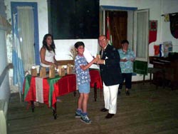 El alumno Lautaro Larribite recibe el diploma de manos del Sr. Jorge Zabaleta, de la Comisión Directiva del Guillermo Larregui de Chacabuco