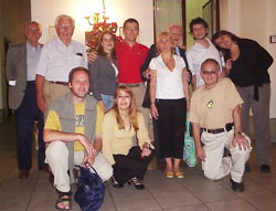 Jean Sanglar (de rojo, en el centro) durante su visita al Centro Vasco Francés de Buenos Aires, rodeado de miembros y directivos de la entidad