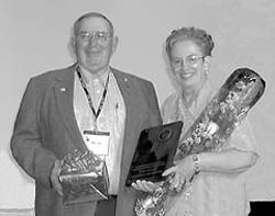 El vasco americano Pete Lizaso recibió una placa y numerosos regalos durante la ceremonia en la que entró a formar parte del 'Hall of Fame' local
