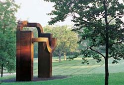 Una escultura de Eduardo Chillida, en el Museo Chillida Leku de Hernani, Gipuzkoa