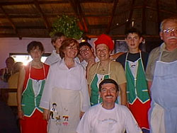 Un grupo de socios y amigos de Eusko Aterpea festejando el pasado Aberri Eguna. Agachado, el presidente del Centro, Juan Itcea.