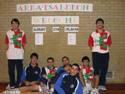 Los pelotaris vascos participantes posan junto a una señal que les recibía en euskera con un 'Arratsalde on' (foto FPV)
