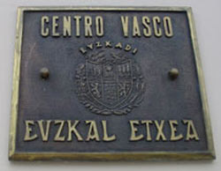 Placa del exterior de la sede del Centro Vasco nicoleño (foto euskalkultura.com)