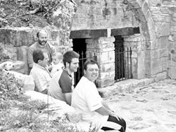 Vecinos de Lizoáin junto a la fuente del Moro de Yelz (foto ChemaPérez-DNN)