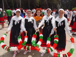 Dantzaris del Centro Vasco 'Kotoiaren Lurra' del Chaco durante la Semana Vasca de Necochea (foto euskalkultura.com)