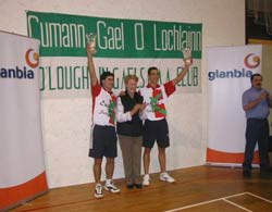 Martin II y Gonzalez, recogiendo el trofeo de campeones en One Wall Dobles en el Mundial de Irlanda 2003 (foto Euskal Pilota Federazioa)
