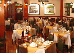 Aspecto parcial de la sala principal del restaurante de Eusko Etxea de Santiago de Chile