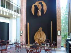 Obra de Néstor Basterretxea en el Hall y entrada principal de la Biblioteca de la Universidad de Nevada-Reno (foto euskalkultura.com)