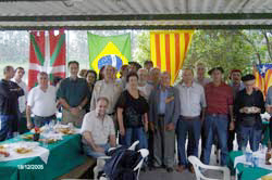 Los amigos vascos y catalanes posan en la fiesta celebrada en la Euskal Etxea (foto Sao Paulo EE)