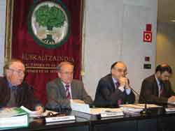 Jose Luis Lizundia, Andres Iñigo, Andres Urrutia (presidente de Euskaltzaindia) y Mikel Gorrotxategi en el acto de presentación