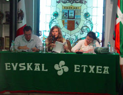 La presidencia de la Asamblea: Miren Aguirre, en el medio, con Itziar Iñarritu, secretaria, y Jon Merodio, tesorero (foto euskalkultura.com)