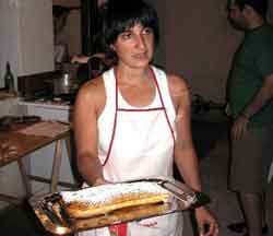 La profesora Argi Tobalina durante uno de los cursos de cocina que viene impartiendo en euskal etxeas argentinas (foto Urrundik)
