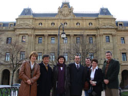 Gaztambide e Ysursa (los dos primeros por la derecha) tras la visita realizada el pasado viernes a la Diputación Foral de Gipuzkoa, acompañados por Agustin Arostegi, director de Relaciones Externas y miembros de su equipo (foto euskalkultura.com)