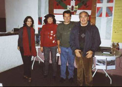 Nieves Castillo, Nekane Olazar y Sergio Rekarte, dirigentes del Centro Vasco de General Villegas, junto a un invitado, en una foto correspondiente a una actividad de la euskal etxea villeguense