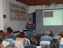 Una charla anterior de Joseba Etxarri, en el Centro Vasco bonaerense de Chacabuco, en Argentina