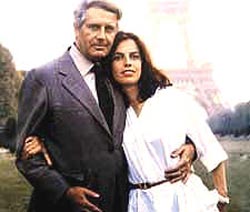 Emilio Duhart Harosteguy acompañado de su hija Solange en París, con la Torre Eiffel como fondo, torre que el propio arquitecto restauró en 1980, con motivo de la celebración del centenario de la construcción de la más famosa de las obras del francés Gust