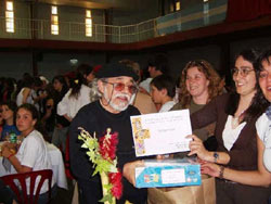 El vencedor del Primer Premio, Roberto Aguirre, con el diploma acreditativo, rodeado de amigos y compañeras de clase de Euskaltzaleak (foto Joseba Barrenetxea)