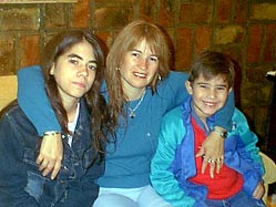 María Ofelia Mozzati con sus hijos Mariana e Iñaki