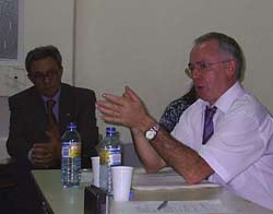 Joseba Azkarraga durante una conferencia en Buenos Aires (foto euskalkultura.com)