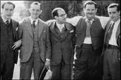 Eduardo Ugarte durante su época de guionista en Hollywood, en el centro, entre Stan Laurel y Oliver Hardy, 'El Gordo y El Flaco'