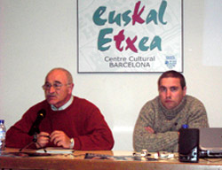 El presidente de Udalbiltza, Loren Arkotxa, se dirige al público presente en Euskal Etxea de Barcelona