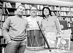 Karlos Sánchez, en el centro, durante la presentación del libro en la librería Elkar de Pamplona (foto Patxi Cascante-DNN)