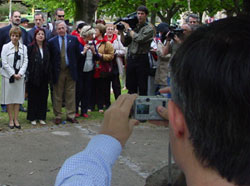 Un asistente a la pasada Semana Vasca de Necochea captura en su cámara una imagen de la Delegada en Argentina, Marieli Díaz de Mendibil, situada entre la consejera vasca de Cultura, Miren Azkarate, y el presidente del Centro Vasco local, Felipe Muguerza (