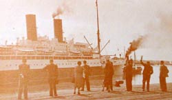 El buque 'Flandre' zarpando en julio de 1939  de El Havre con la segunda expedición de refugiados vascos a Venezuela (foto del libro El exilio vasco en América de Koldo San Sebastián, ed. Txertoa)
