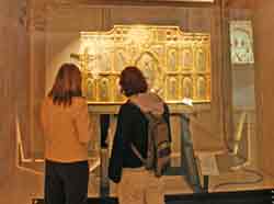 Dos visitantes admiran una de las obras reunidas en la exposición 'La edad de un reyno'