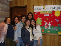 Un grupo de estudiantes de euskera de Mar del Plata: la profesora Graxiana Bakker con las alumnas María Eugenia Mansilla, Laura Echezarreta, Micaela Andreu Ordoqui, Ana Carolina Elichiribehety y Milagros Pandolfo