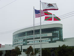 Las banderas norteamericana y californiana ondean junto a la ikurriña en el Palacio de Congresos de South San Francisco (foto euskalkultura.com)