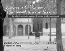 Vista parcial del cartel anunciador de la exposición 'Bascos a Catalunya, katalanak Euskal Herrian' inaugurada ayer en la Casa de Cultura Ernest Lluch de Donostia