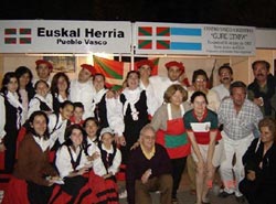 Miembros de Gure Etxea de Santa Fé y los dantzaris de Urrundik en el stand de la Feria de las Colectividades de Santo Tomé 2005