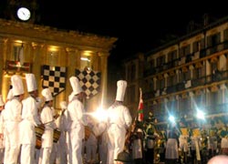 La tamborrada de Ollagorra en la Plaza de la Constitución donostiarra, el día de San Sebastián