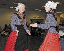 Kacie Gastanaga (izq) y Angela Tipton, dantzaris de Beti Alai en un momento de su actuación en la fiesta (foto Argus Observer)