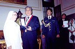 Sabina Vélez de Mendizábal recibe la medalla de manos del presidente del Congreso (foto DV)