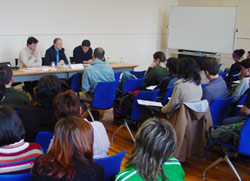 Panel de ponentes --Xabier Irujo, Mikel Haranburu y Claude Mehats-- en una edición anterior del Seminario EHMG (foto euskalkultura.com)