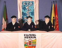 Fotograma del DVD en el que los portavoces de ETA  declaran el 'alto el fuego permanente' 