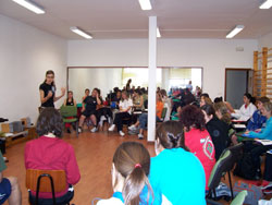 El grupo de Gaztemundu 2005 durante una de las sesiones para instructores de niños y jóvenes