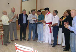 El Director de Cultura de Chivilcoy, en representación del Intendente Municipal, entrega un presente a Azurmendi ante las autoridades del Centro Vasco local (foto La Razón de Chivilcoy)