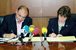 Foto de archivo de Javier Madrazo firmando en Washington el convenio con la OPS para la promoción de la salud en el entorno escolar latinoamericano el pasado mes de octubre 