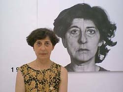 La artista donostiarra Esther Ferrer frente a un autorretrato 