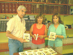 Acto de entrega de los libros donados: de izquierda a derecha, José Cristián Echevarría, Mª del Carmen Mac Donald y Noemí Abramovich
