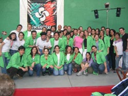 Asistentes a Vascosmexico Eguna, luciendo la colorida camisa  (foto Vascosmexico.com)