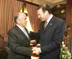 Encuentro entre el senador Andrés Zaldívar y el lehendakari Ibarretxe (foto Jon Bernárdez)