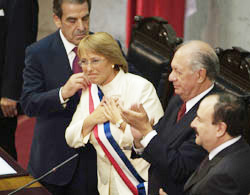 Momento de la asunción del cargo por parte de Michelle Bachelet (foto Jon Benárdez)