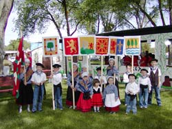 Representación vasca en la celebración de la Aldea Global, en Ontario (Oregón), en una foto de archivo
